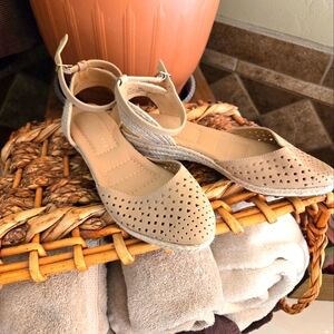 Women's Beige Espadrille Flats By Kelly & Katie Size 8 EUC!!